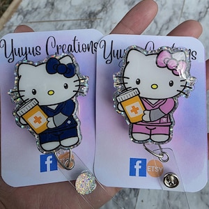 Apotheken Tech Kitty in Navy Blau & Pink Scrubs mit einem Pillenfläschchen