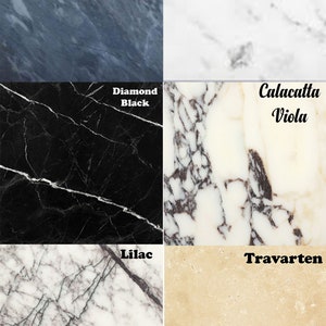 Pu&ograve; includere: Un collage di sei diversi campioni di marmo, tra cui Grigio, Bianco Carrara, Nero Diamante, Calacatta Viola, Lilla e Travertino.
