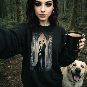 Gomez and Morticia Addams, uniseks middelzware fleece sweater met ronde hals afbeelding 3
