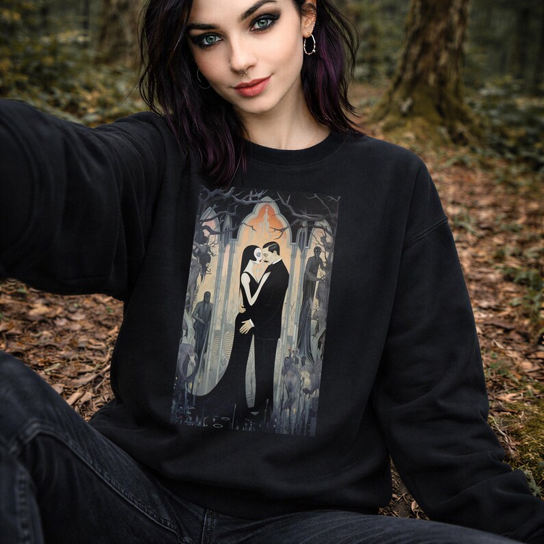Gomez and Morticia Addams, uniseks middelzware fleece sweater met ronde hals afbeelding 2