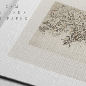 Op de afbeelding: Een close-up van een getextureerd, off-white kunstpapier met de tekst "280 GSM TEXTURED ART PAPER" in zwart gedrukt.