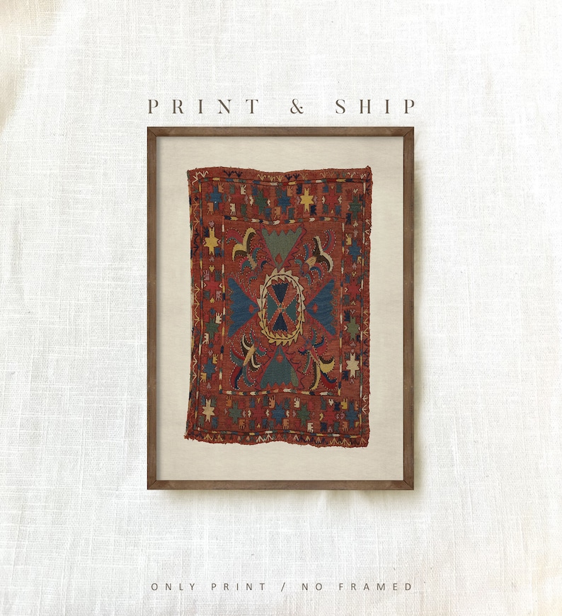 K&ouml;nnte beinhalten: Ein gerahmter Druck eines Vintage-Teppichs mit einem geometrischen Muster in Rot, Blau und Gelb. Der Teppich ist von einem wei&szlig;en Passepartout und einem braunen Rahmen umgeben. Der Text "PRINT & SHIP" befindet sich &uuml;ber dem Rahmen und "ONLY PRINT / NO FRAMED" unter dem Rahmen.