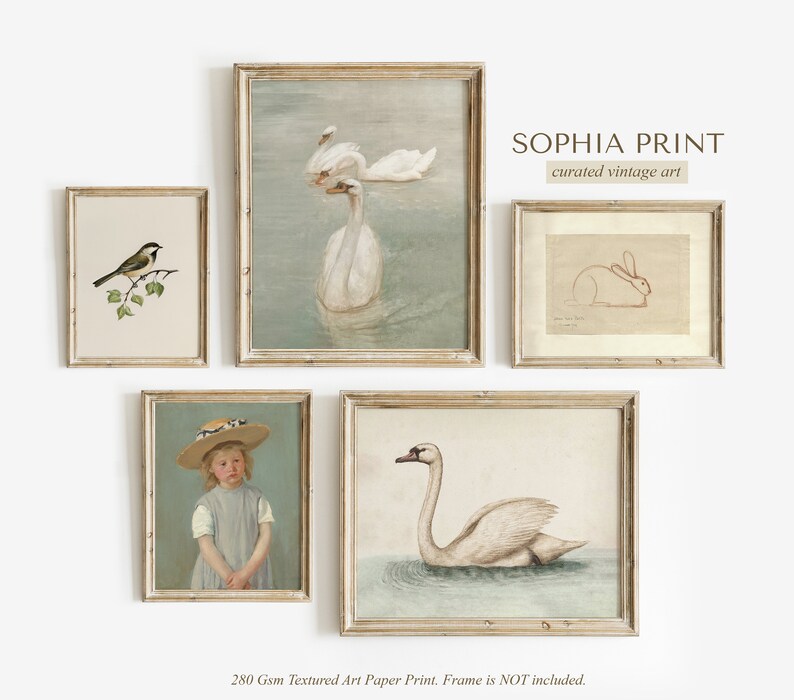 Puede incluir: Una colecci&oacute;n de grabados art&iacute;sticos vintage enmarcados. Los grabados presentan un p&aacute;jaro en una rama, cisnes en el agua, un ni&ntilde;o con vestido y sombrero, un cisne en el agua y un boceto de conejo. El texto "SOPHIA PRINT curated vintage art" es visible.