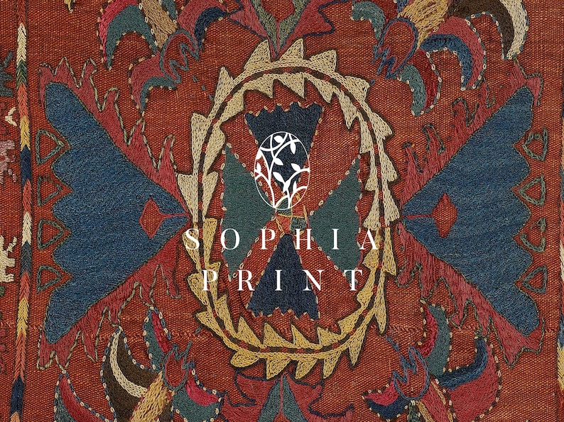 K&ouml;nnte beinhalten: Nahaufnahme eines roten Stoffes mit aufwendigen Stickereien in Blau-, Gelb- und Gr&uuml;nt&ouml;nen. Der Stoff zeigt ein zentrales Design mit dem Text "SOPHIA PRINT" in Wei&szlig;.