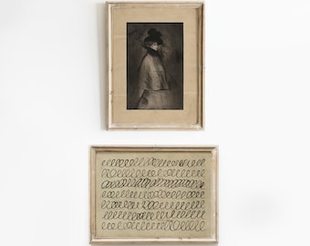 Può includere: Due stampe incorniciate su una parete bianca. La stampa superiore è un'immagine in bianco e nero di una donna con cappello e cappotto. La stampa inferiore è un design astratto in bianco e nero di vortici ripetuti.