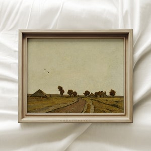Könnte beinhalten: Ein gerahmtes Gemälde, das eine ländliche Landschaft mit einem Feldweg zeigt, der zu einer Gruppe von Häusern führt. Der Himmel ist blassblau mit ein paar Vögeln, die darüber fliegen. Die Häuser sind braun und haben Strohdächer. Die Bäume sind grün und das Gras ist braun.