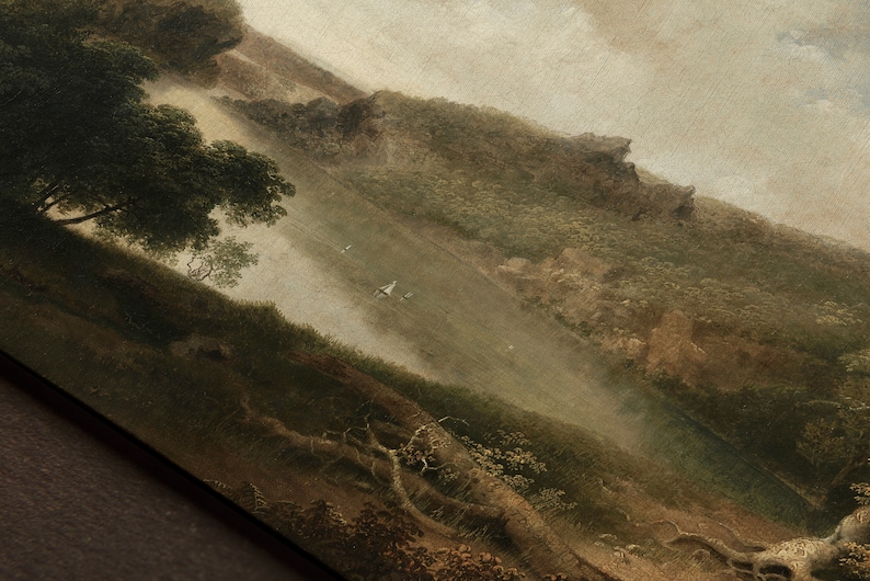 Pu&ograve; includere: Un dipinto di paesaggio nebbioso con vista su una valle e colline in lontananza. Il dipinto &egrave; realizzato in toni tenui di marrone, verde e grigio.