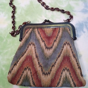 Bolso de mano vintage italiano Walborg de lucita y tapiz, cierre con broche y correa de cadena