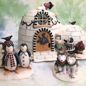 Vtg. 1999 Debbie Mumm~Mummford's Home~Light Up Igloo Village Set w/ Wolf And Penguin Figurines~Holiday Village Decor.