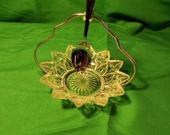 Bol de cristal antiguo para servir terrones de azúcar con cuchara colgante para mermeladas o jaleas.
