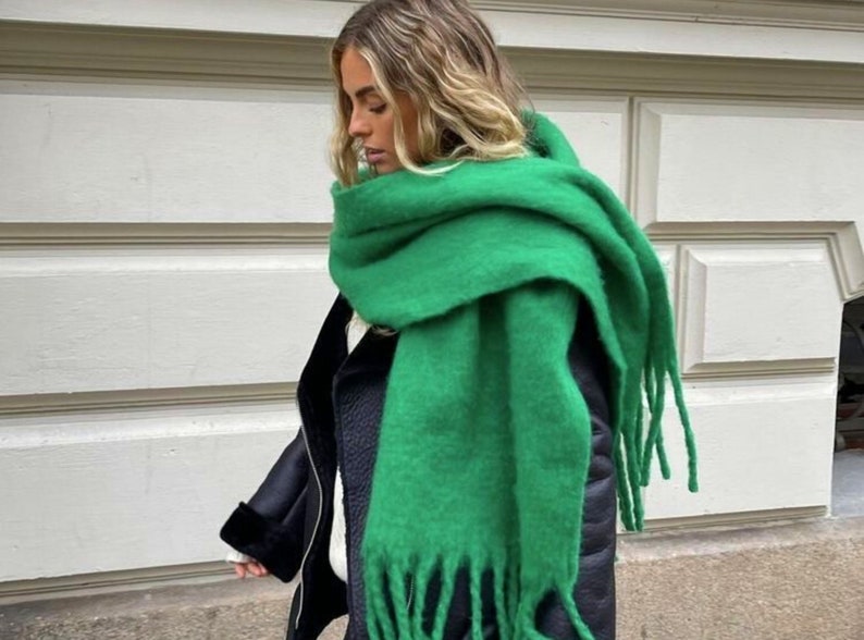 Écharpe surdimensionnée verte, noire et blanche en tricot à franges Écharpe d'hiver en polyester super doux Extra longue / épaisse Cadeau de Noël image 1