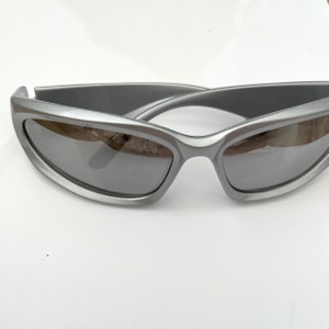 Wrap Around Silver / Mirrored Lens Sunglasses - Black Lenses - Y2K - Cycling Glasses - unisex - Mens / Womens - Vintage Sporty Aesthetic