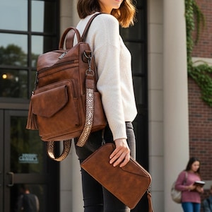 Conjunto de mochila convertible de piel sintética marrón con bolso de mano