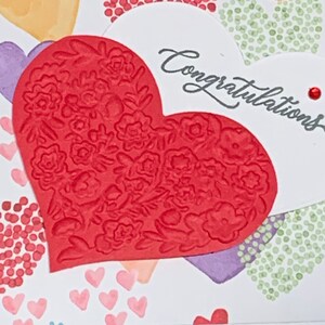 Felicitaciones con hermoso corazón en relieve