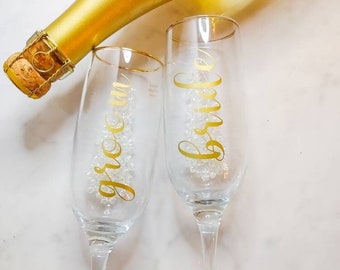 Bride & Groom Champagne Glasses with Gold Edge | Gold vinyl, clear glass champagne flutes - His and Hers - Wedding gift - Bridal Shower