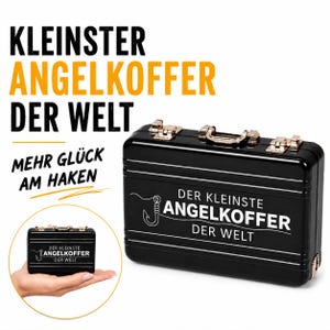 Könnte beinhalten: Ein kleiner, rechteckiger schwarzer Angelkoffer mit silberfarbenen Metallverschlüssen und einem Griff. Auf der Vorderseite steht in weißer Schrift "DER KLEINSTE ANGELKOFFER DER WELT" neben einer Grafik eines Angelhakens.