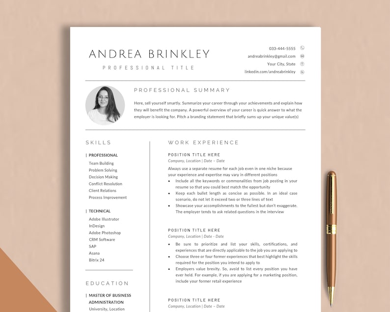 Może przedstawiać: Czarno-biały szablon CV z nazwą Andrea Brinkley na g&oacute;rze. CV zawiera sekcje dotyczące umiejętności zawodowych, doświadczenia zawodowego i wykształcenia. CV jest sformatowane z pogrubionymi nagł&oacute;wkami i wypunktowaniami.