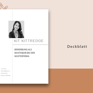 K&ouml;nnte beinhalten: Ein Schwarzwei&szlig;foto einer Frau mit einem professionellen Portr&auml;t. Der Text "KIT KITTREDGE" befindet sich unter dem Foto. Der Text "BEWERBUNG ALS MUSTERJOB BEI DER MUSTERFIRMA" befindet sich unter dem Namen. Der Text "Deckblatt" befindet sich auf der rechten Seite des Bildes.