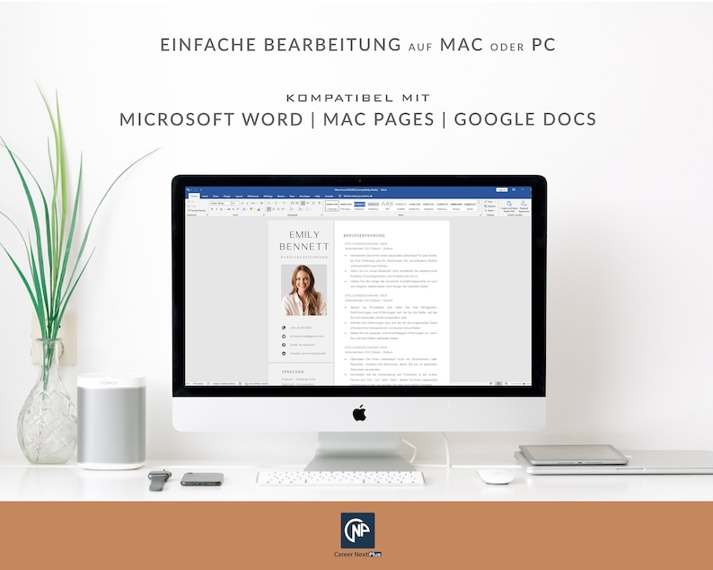 Op de afbeelding: Een computerscherm dat een cv-sjabloon in Microsoft Word weergeeft. Het cv-sjabloon is voor Emily Bennett en bevat een foto van haar. De tekst op het scherm luidt "EINFACHE BEARBEITUNG AUF MAC ODER PC KOMPATIBEL MIT MICROSOFT WORD | MAC PAGES | GOOGLE DOCS". Het scherm staat op een wit bureau met een luidspreker, een horloge en een telefoon.