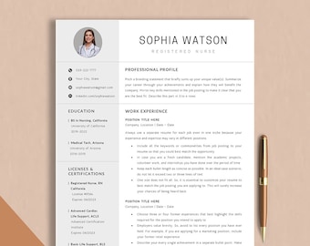 Puede incluir: Una plantilla de currículum para una enfermera registrada llamada Sophia Watson. El currículum incluye secciones para el perfil profesional, la educación, la experiencia laboral, las licencias y las certificaciones. La plantilla proporciona consejos para escribir un currículum, como el uso de palabras clave de la oferta de trabajo y la concisión de los puntos de viñeta.