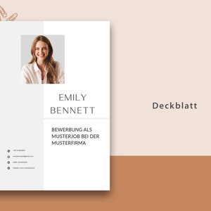 Op de afbeelding: Een wit cv-briefmodel met een foto van een vrouw, de tekst "Emily Bennett" en de tekst "Bewerbung als Musterjob bei der Musterfirma" (Duits voor "Sollicitatie voor een voorbeeldbaan bij een voorbeeldbedrijf"). De tekst "Deckblatt" (Duits voor "Voorblad") staat in de rechterbovenhoek.