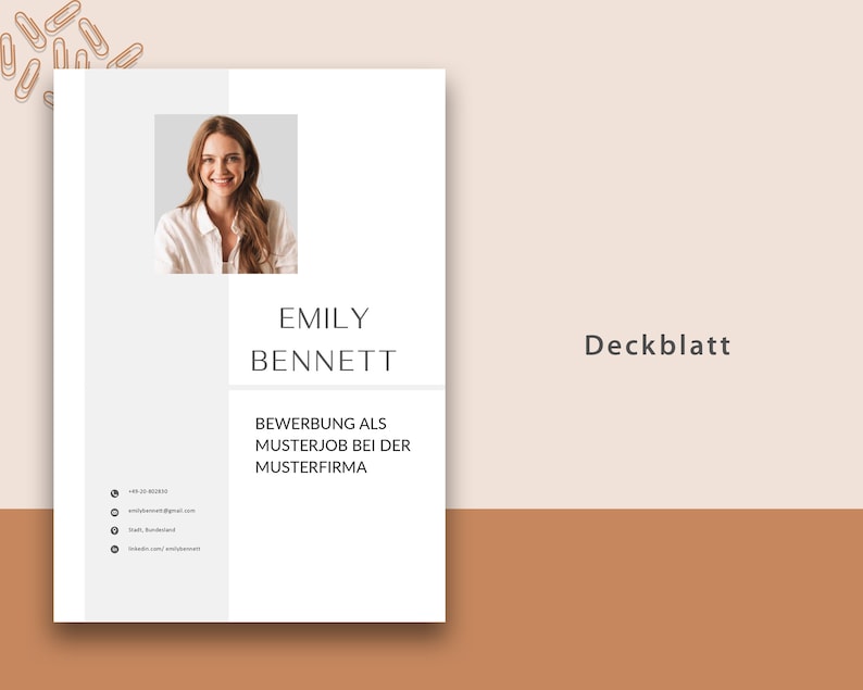 Op de afbeelding: Een wit cv-briefmodel met een foto van een vrouw, de tekst "Emily Bennett" en de tekst "Bewerbung als Musterjob bei der Musterfirma" (Duits voor "Sollicitatie voor een voorbeeldbaan bij een voorbeeldbedrijf"). De tekst "Deckblatt" (Duits voor "Voorblad") staat in de rechterbovenhoek.