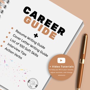 Pu&ograve; includere: Un quaderno bianco con una spirale marrone. Il quaderno ha il testo "CAREER GUIDE" in nero e marrone. Il quaderno elenca "Resume Writing Guide", "Cover Letter Writing Guide", "List of 100 Soft Skills", "Interview Tips" e "Action Verbs". Una penna marrone &egrave; accanto al quaderno. Un cerchio marrone con un'icona di riproduzione bianca e il testo "Video Tutorials" &egrave; nell'angolo in basso a destra. Il testo sotto l'icona dice "Per aiutarti a compilare il tuo curriculum, adattare le sezioni e modificare gli elementi."