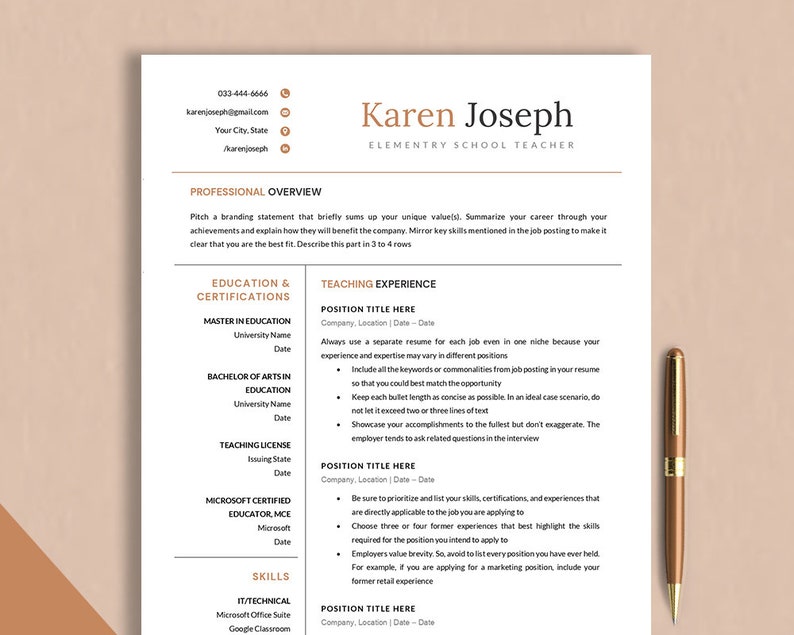 Pu&ograve; includere: Un modello di curriculum vitae per un insegnante di scuola elementare. Il curriculum vitae include sezioni per la panoramica professionale, l'istruzione e le certificazioni, l'esperienza lavorativa e le competenze. Il curriculum vitae &egrave; formattato con un design moderno e pulito.