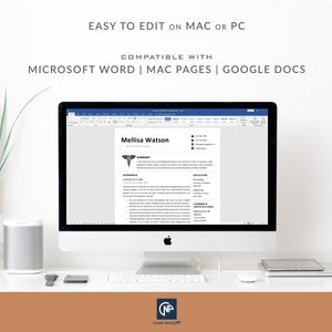 Pu&ograve; includere: Uno schermo di computer che mostra un modello di curriculum per un professionista medico. Il modello &egrave; compatibile con Microsoft Word, Mac Pages e Google Docs. Il curriculum &egrave; per Mellisa Watson, infermiera registrata. Il testo "EASY TO EDIT ON MAC OR PC" e "COMPATIBLE WITH" &egrave; visualizzato sopra il curriculum.