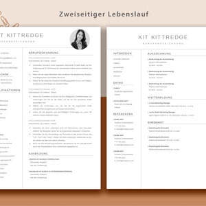 K&ouml;nnte beinhalten: Ein zweiseitiger Lebenslauf in Schwarzwei&szlig; mit dem Namen "Kit Kittredge" oben auf jeder Seite. Die linke Seite enth&auml;lt ein professionelles Foto des Bewerbers, eine Liste der F&auml;higkeiten und Berufserfahrung. Die rechte Seite enth&auml;lt eine Liste der Interessen, Auszeichnungen, Ausbildung und Referenzen.