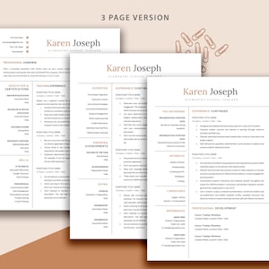 Pu&ograve; includere: Un modello di curriculum vitae su tre pagine progettato per un insegnante di scuola elementare. Il curriculum vitae presenta un design moderno e minimalista con uno schema di colori marrone e oro. Include sezioni per istruzione, certificazioni, esperienza di insegnamento, competenze, premi, risultati, volontariato, interessi, lingue, referenze e sviluppo professionale.
