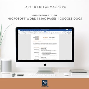 Pu&ograve; includere: Uno schermo di computer che mostra un modello di curriculum vitae in Microsoft Word. Il modello di curriculum vitae &egrave; progettato con un'estetica moderna e minimalista e presenta una combinazione di colori blu e oro. Il testo sullo schermo dice "EASY TO EDIT ON MAC OR PC", "COMPATIBLE WITH", "MICROSOFT WORD | MAC PAGES | GOOGLE DOCS", e "Karen Joseph".