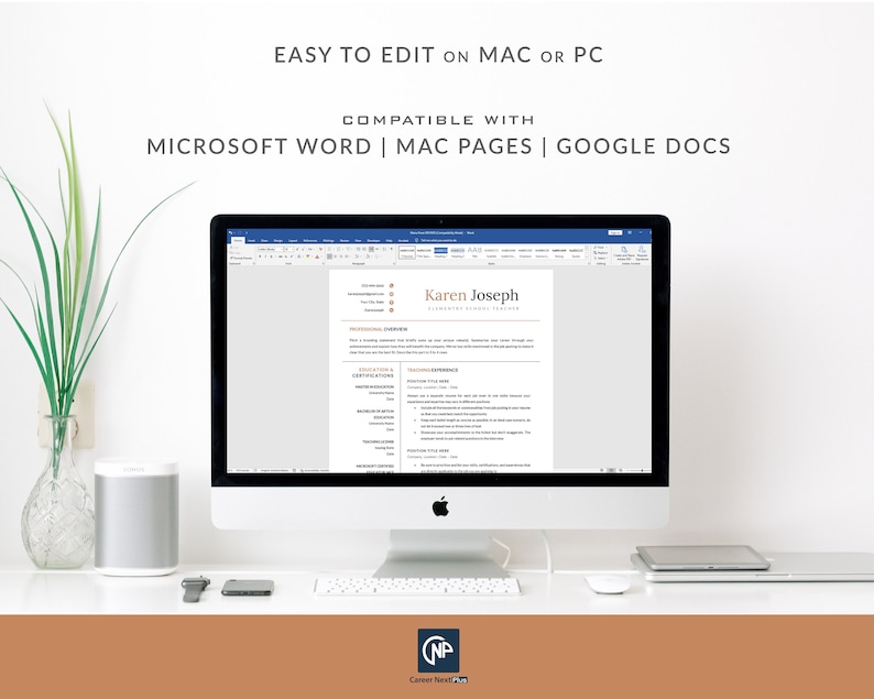 Pu&ograve; includere: Uno schermo di computer che mostra un modello di curriculum vitae in Microsoft Word. Il modello di curriculum vitae &egrave; progettato con un'estetica moderna e minimalista e presenta una combinazione di colori blu e oro. Il testo sullo schermo dice "EASY TO EDIT ON MAC OR PC", "COMPATIBLE WITH", "MICROSOFT WORD | MAC PAGES | GOOGLE DOCS", e "Karen Joseph".