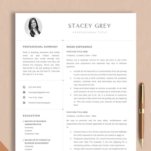 Op de afbeelding: Een zwart-wit cv-sjabloon met een professionele foto van een vrouw. Het cv bevat secties voor een professionele samenvatting, werkervaring, opleiding en contactgegevens. De tekst "STACEY GREY" staat bovenaan de pagina.