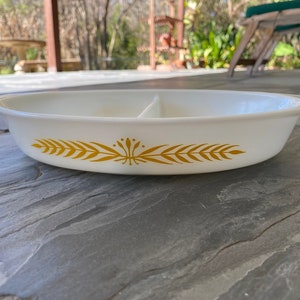 1960 Vintage Pyrex Royal Wheat 1-1/2 Qt Oval Divided Casserole