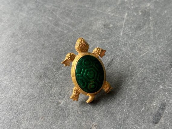 Green Stone Patterned Inlay Turtle Pin Etched Gol… - image 5