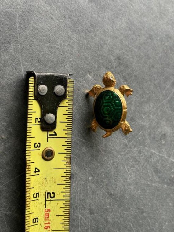Green Stone Patterned Inlay Turtle Pin Etched Gol… - image 7