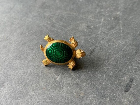 Green Stone Patterned Inlay Turtle Pin Etched Gol… - image 2