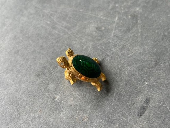Green Stone Patterned Inlay Turtle Pin Etched Gol… - image 4