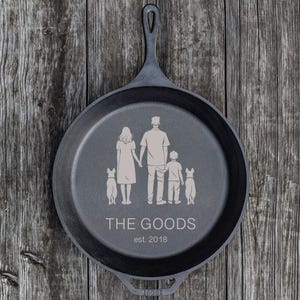 Sartén Lodge de hierro fundido de 15,25 pulgadas con grabado láser personalizado. Regalo de boda único, regalo de sexto aniversario, regalo de inauguración de la casa.