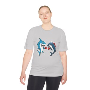 T-shirt de dessin animé Shark vs Barracuda, chemise d'été unisexe drôle, vêtements de plage, vêtements de la semaine des requins