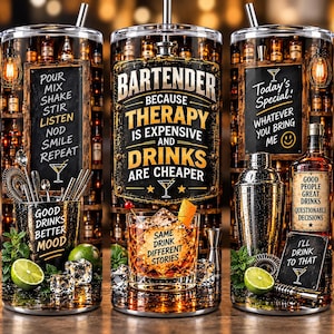 Puede incluir: Tres vasos cilíndricos con un diseño de temática de bar y un fondo de botellas de licor. El texto incluye 'BARTENDER BECAUSE THERAPY IS EXPENSIVE AND DRINKS ARE CHEAPER', 'POUR MIX SHAKE STIR LISTEN NOD SMILE REPEAT' y 'SAME DRINK DIFFERENT STORIES'.