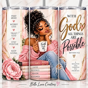 Puede incluir: Un vaso cilíndrico con fondo de mármol rosa, un gráfico de una persona sosteniendo una taza con la etiqueta Faith Fuels Me, una pila de libros etiquetados Holy Bible, Faith, Patience, Prayer, Blessings y texto que incluye With God All Things Are Possible.