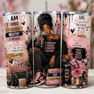 Puede incluir: Tres vasos cilíndricos con pajitas de metal con un esquema de color rosa, negro y dorado. El diseño incluye ilustraciones de una persona, mariposas, flores, un bolso y textos motivacionales como I AM STRONG, SHE BELIEVED SHE COULD SO SHE DID y FAITH OVER EVERYTHING.