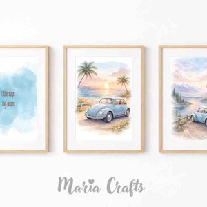 Puede incluir: Tres impresiones en acuarela enmarcadas. La impresión de la izquierda tiene el texto "Little steps, big dreams" sobre un fondo azul acuarela. La impresión del medio muestra un coche azul claro en una playa con palmeras. La impresión de la derecha representa un coche azul claro cerca de un lago y montañas.