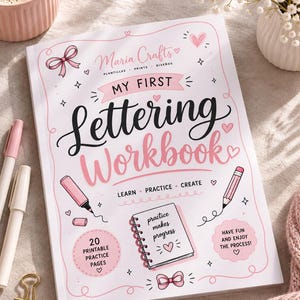 Puede incluir: Un libro de ejercicios blanco titulado My First Lettering Workbook con detalles en rosa, ilustraciones de bolígrafos, lazos y corazones. La portada incluye el texto Maria Crafts, Learn Practice Create, 20 Printable Practice Pages y Have Fun and Enjoy the Process.