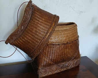 Bellissima borsa antica asiatica indonesiana in rattan e legno intrecciati a mano.
