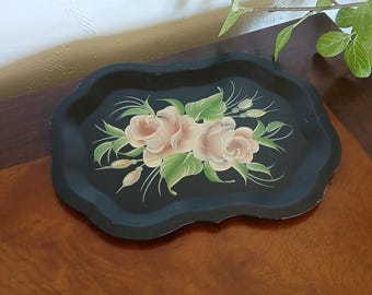 Bandeja vintage de metal negro con rosas rosas pintadas a mano de los años 50
