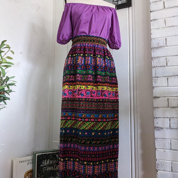 Ensemble vintage des années 60 avec une jupe longue et un body violet aux couleurs vives et lumineuses