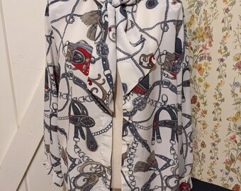 Vintage witte blouse met stropdas en middeleeuws ontwerp met paardentuig